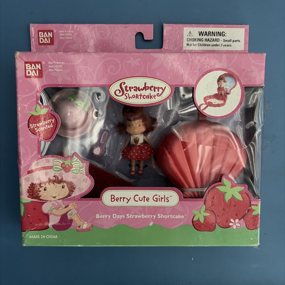 BERRY CUTE GIRLS STRAWBERRY SHORTCAKE BERRY DAYS WITH SEA SHELL CASE NEW